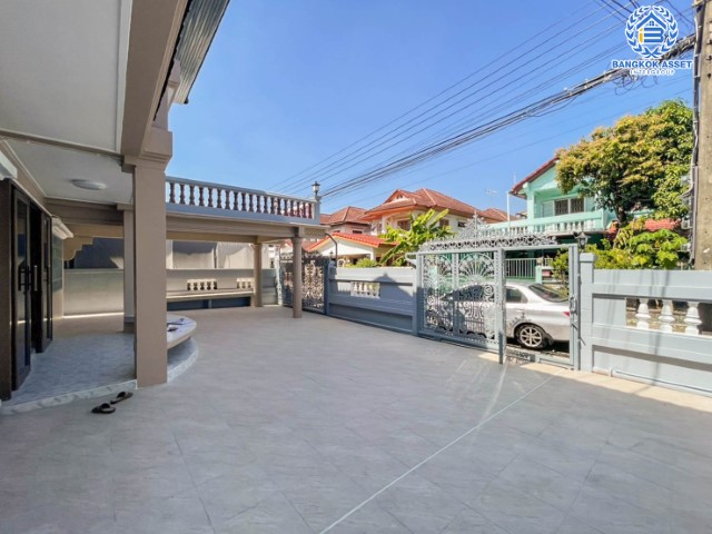 *****บ้านเดี่ยวมือสองย่านนนทบุรี ม. ศราวัณวิลล์ แจ้งวัฒนะ บนเนื้อที่ 54 ตร.ว. ฟังก์ชัน 4 ห้องนอน 3 ห้องน้ำ 3 ที่จอดรถ บ้านรีโนเวทใหม่ สภาพสวยพร้อมอยู่ แถมเครื่องปรับอากาศ บนทำเลเชื่อมต่อทุกการเดินทาง ใกล้รถไฟฟ้าสายสีชมพู "สถานีแจ้งวัฒนะ-ปากเกร็ด" และทางด่วน "ศรีรัช"